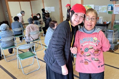 「みなづきサロン」の開催に笑顔を見せる伏見和美(右)と“赤帽”の薮田真理子＝石川県輪島市門前町の皆月多目的集会所で2025年3月14日、東栄一撮影