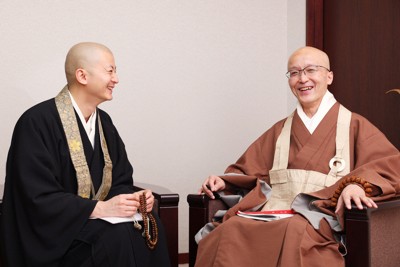 須磨寺の小池陽人さん（左）との対談で笑顔を見せる臨済宗円覚寺派管長の横田南嶺さん＝京都市中京区で2025年2月14日、梅田麻衣子撮影