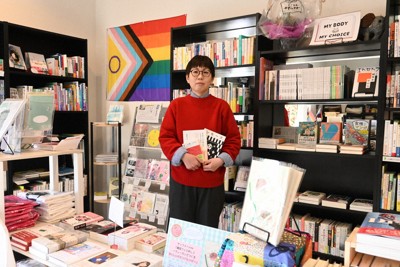 本と喫茶サッフォーの店主、山田亜紀子さん＝茨城県つくば市で2025年2月18日午後2時54分、斉藤瞳撮影