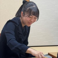 準決勝進出を決め、対局を振り返る上野愛咲美女流立葵杯＝大阪市中央区の関西棋院で2025年3月20日、最上聡撮影