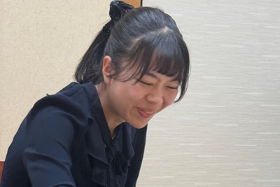 準決勝進出を決め、対局を振り返る上野愛咲美女流立葵杯＝大阪市中央区の関西棋院で2025年3月20日、最上聡撮影