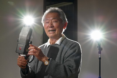 文化放送から贈られた古いスタンドマイクを手に「まっすぐ向き合わないと声が入らないんだよ」と語るタレントのみのもんたさん＝東京都港区で2020年3月2日、北山夏帆撮影