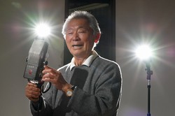 文化放送から贈られた古いスタンドマイクを手に「まっすぐ向き合わないと声が入らないんだよ」と語るタレントのみのもんたさん＝東京都港区で2020年3月2日、北山夏帆撮影