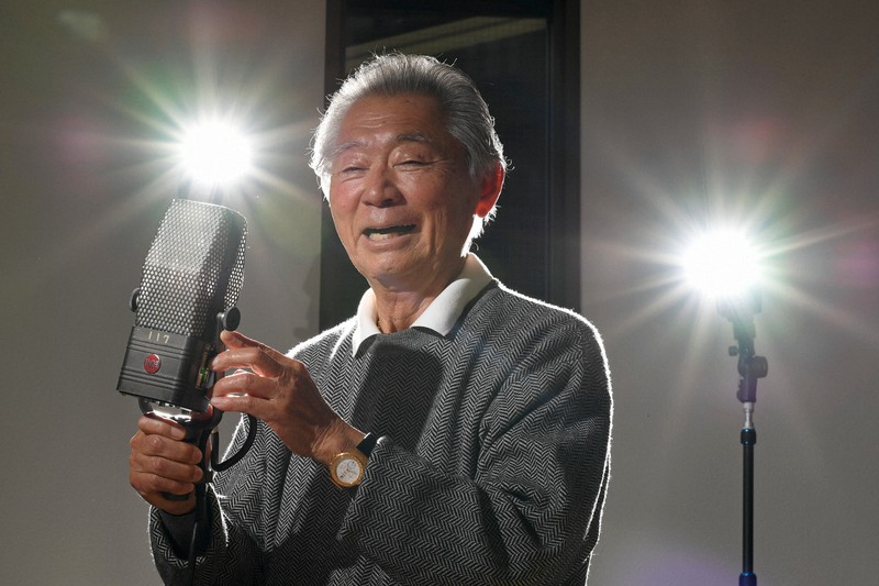 文化放送から贈られた古いスタンドマイクを手に「まっすぐ向き合わないと声が入らないんだよ」と語るタレントのみのもんたさん＝東京都港区で2020年3月2日、北山夏帆撮影