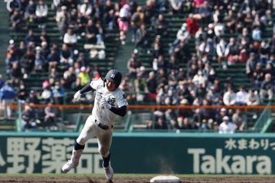 ホームラン2005夏　甲子園大会 今大会第1号はランニング本塁打 西日本短大付・斉藤 センバツ | 毎日新聞