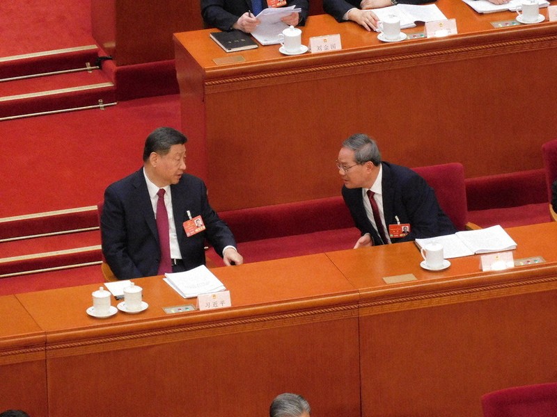 全人代の政府活動報告後に言葉を交わす習近平国家主席（左）と李強首相＝北京市の人民大会堂で2025年3月5日、岡崎英遠撮影