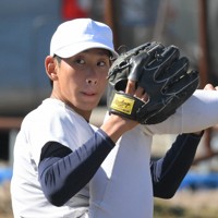 投球練習をする浦和実の石戸颯汰投手＝さいたま市緑区で2025年2月11日、宮間俊樹撮影