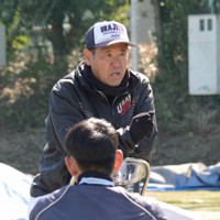 投手陣とミーティングする小原沢重頼コーチ（元巨人）＝さいたま市緑区の浦和実野球部グラウンドで2025年3月7日午前10時45分、田原拓郎撮影