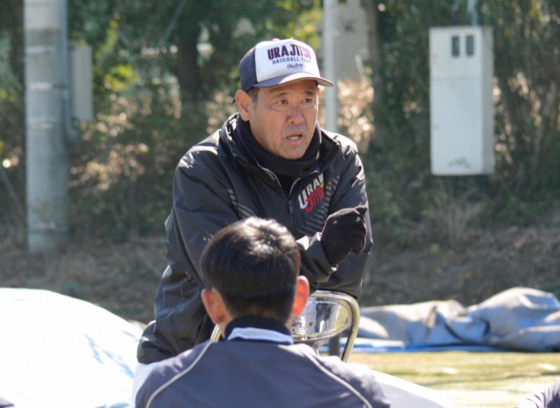 投手陣とミーティングする小原沢重頼コーチ（元巨人）＝さいたま市緑区の浦和実野球部グラウンドで2025年3月7日午前10時45分、田原拓郎撮影