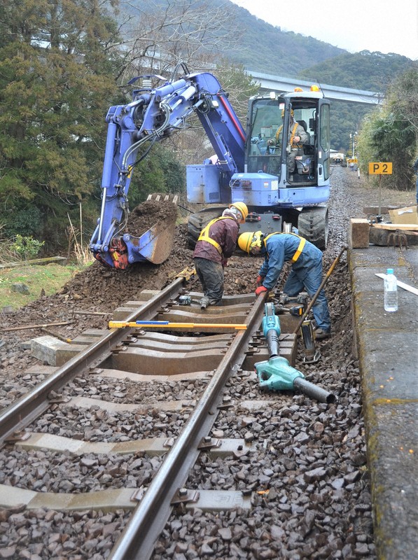 JR四国、日中に線路保守作業を実施 背景に人手不足 [写真特集1/5