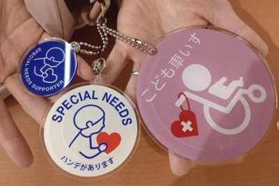 小林さんらは、特別な支援を必要とする存在だと示す「SPECIAL　NEEDS」マークも製作している＝愛知県清須市で2025年3月8日午後0時40分、加藤沙波撮影