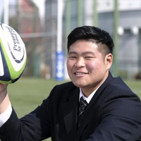 ラグビーボールを手にする桐蔭学園の申驥世選手＝横浜市青葉区で2025年2月17日、藤井達也撮影