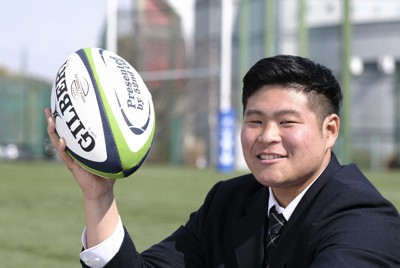 ラグビーボールを手にする桐蔭学園の申驥世選手＝横浜市青葉区で2025年2月17日、藤井達也撮影