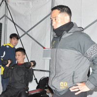 早稲田佐賀を率いる山下昂大監督（右）＝佐賀県唐津市で2025年3月4日、角田直哉撮影