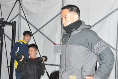 早稲田佐賀を率いる山下昂大監督（右）＝佐賀県唐津市で2025年3月4日、角田直哉撮影