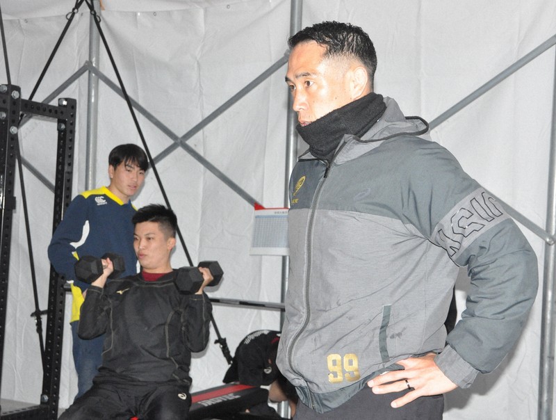 早稲田佐賀を率いる山下昂大監督（右）＝佐賀県唐津市で2025年3月4日、角田直哉撮影