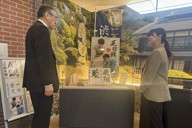 エポック ワン【藤井聡太】特産のネギに囲まれ「勝者の記念撮影」（25.3.10） エポック ワン【藤井聡太】特産のネギに囲まれ「勝者の記念撮影