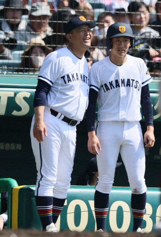 【早稲田実－高松商】選手に指示を出す高松商の長尾健司監督(左)＝阪神甲子園球場で2025年3月22日、長澤凜太郎撮影