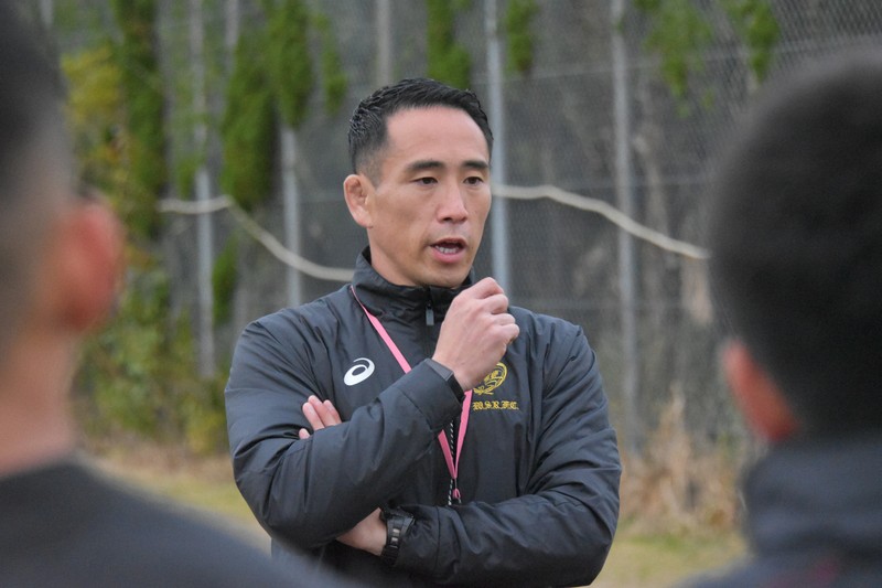 選手に語りかける早稲田佐賀の山下昂大監督＝佐賀県唐津市で2025年3月10日午後5時35分、林大樹撮影