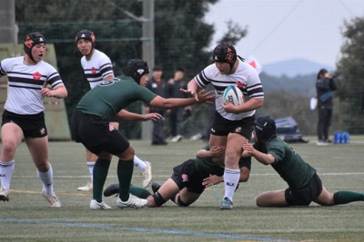 全九州新人大会で相手3人の防御を突破する筑紫の選手（右から2人目）＝福岡県宗像市で2025年2月15日午後1時13分、林大樹撮影