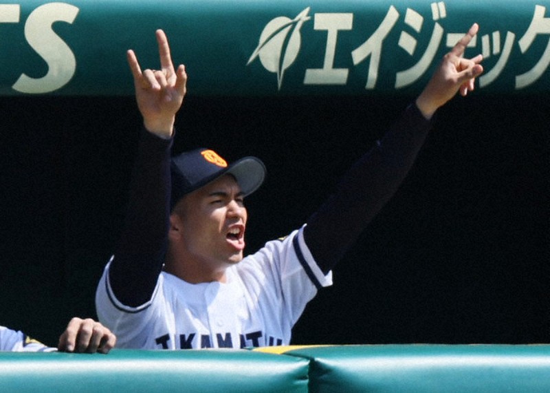 【早稲田実－高松商】ベンチで声を上げる高松商のペリー丈勇選手＝阪神甲子園球場で2025年3月22日、長澤凜太郎撮影