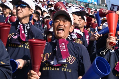 アルプススタンドで応援する工藤順一郎さん（中央）＝兵庫県西宮市の阪神甲子園球場で2025年3月22日午後3時12分、林大樹撮影