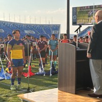 開会式で選手代表として宣誓する京都成章の笹岡空翔主将＝埼玉県熊谷市の熊谷スポーツ文化公園で2025年3月22日、大村健一撮影