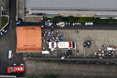 入所者19人が殺害された「津久井やまゆり園」で救護にあたる消防隊員ら＝2016年7月26日午前7時11分、本社ヘリから撮影
