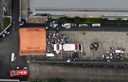 入所者19人が殺害された「津久井やまゆり園」で救護にあたる消防隊員ら＝2016年7月26日午前7時11分、本社ヘリから撮影