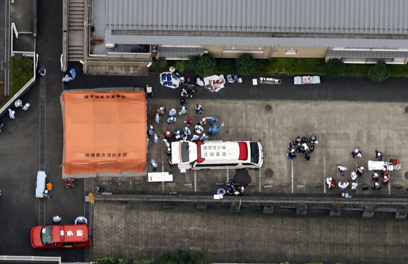 入所者19人が殺害された「津久井やまゆり園」で救護にあたる消防隊員ら＝2016年7月26日午前7時11分、本社ヘリから撮影