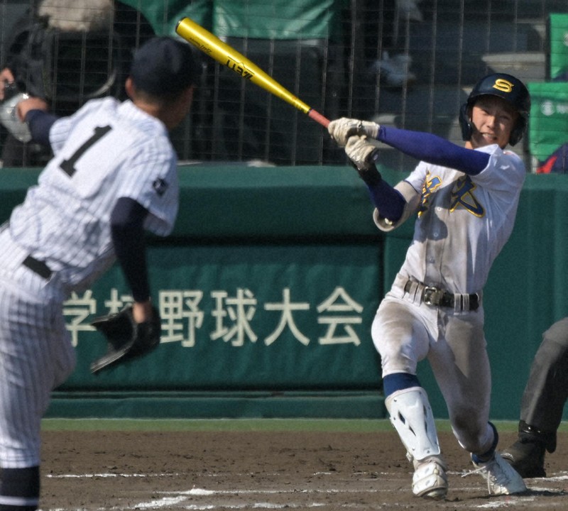 【常葉大菊川－聖光学院】延長タイブレーク十一回裏無死満塁、芳賀が同点適時打を放つ＝阪神甲子園球場で2025年3月22日、渡部直樹撮影