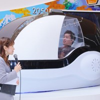 気持ちいいです」 万博のミライ人間洗濯機、大阪・吉村知事が体験