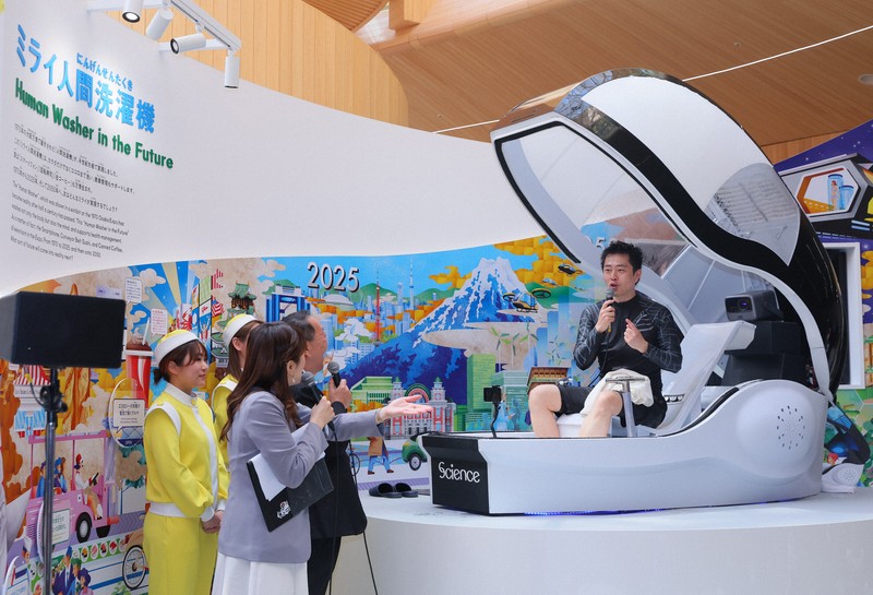 気持ちいいです」 万博のミライ人間洗濯機、大阪・吉村知事が体験