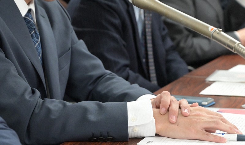 東京高裁の無罪判決を受けて記者会見する医師（手前）＝東京・霞が関の司法記者クラブで2025年3月12日午後3時26分、菅野蘭撮影