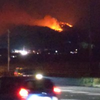 愛媛県今治市の山火事では、夜になっても炎が上がる様子が国道からも見えた＝今治市内で2025年3月23日午後8時半、松倉展人撮影