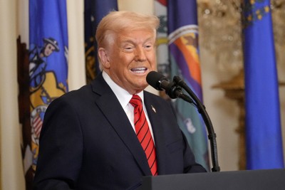 海外からの輸入品に次々に高い関税をかけるアメリカのトランプ大統領＝AP