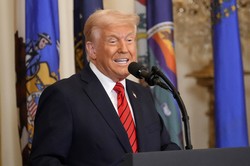 海外からの輸入品に次々に高い関税をかけるアメリカのトランプ大統領＝AP