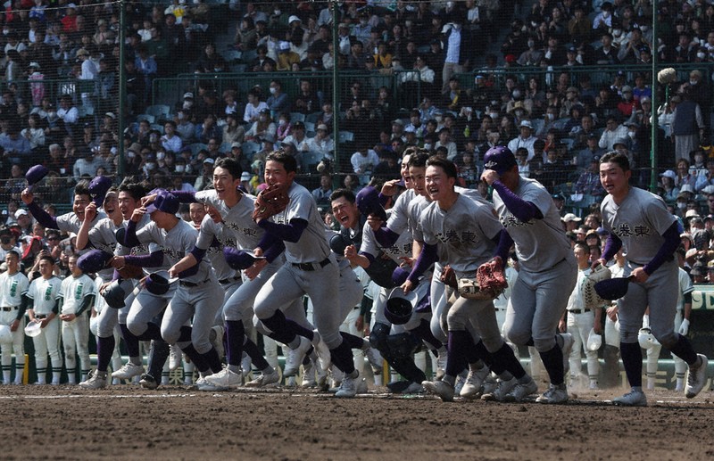 センバツ高校野球 花巻東、7年ぶり8強 しぶとい打撃で得点重ね ／岩手