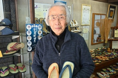 創業130年を超える老舗履物店「大谷はきもの店」を営む大谷明さん＝津市丸之内の大谷はきもの店で2025年3月7日、渋谷雅也撮影