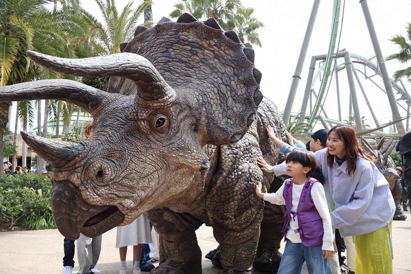 恐竜と触れ合おう USJイベント 時々スリルも… ／大阪 | 毎日新聞
