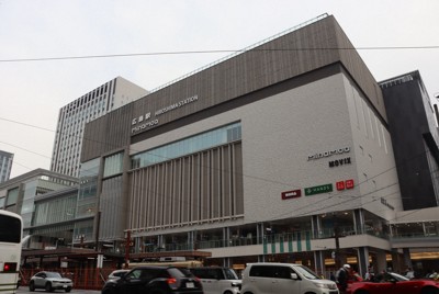 完成した新しい広島駅ビル＝広島市南区で2025年3月24日午前7時47分、安徳祐撮影