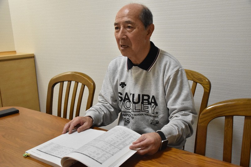 「さくらバレー」30年の歩みを語る全国私立高校バレーボール連盟の久保田裕理事長＝川崎市で2025年3月11日午後6時1分、橋本陵汰撮影