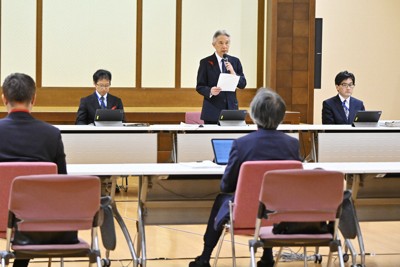 解散命令の請求を発表した日の宗教法人審議会で発言する盛山正仁文部科学相（当時、右奥から2人目）＝東京都千代田区で2023年10月12日午後1時2分、前田梨里子撮影