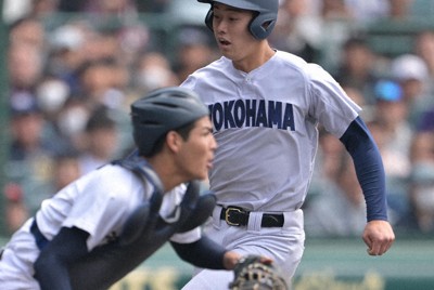 センバツ高校野球 横浜 13年ぶり8強 再三のピンチ切り抜ける