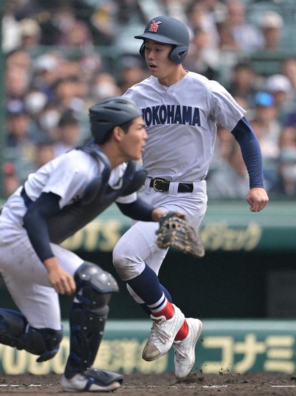センバツ高校野球 横浜 13年ぶり8強 再三のピンチ切り抜ける ／神奈川