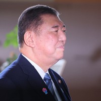 官邸に入る石破茂首相＝首相官邸で2025年3月25日午前7時49分、長谷川直亮撮影