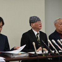 兵庫県への情報公開請求の不開示決定の取り消しなどを求めて提訴した上脇博之教授（中央）ら＝神戸市中央区の市立婦人会館で2025年3月25日午後2時21分、木山友里亜撮影