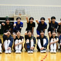 さくらバレーで2年ぶりの優勝を狙う金蘭会の選手たち＝大阪市北区で2025年2月19日午後6時49分、橋本陵汰撮影