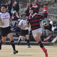 【札幌山の手－早稲田佐賀】前半終了間際、左サイドを疾走してチーム2トライ目を挙げた早稲田佐賀のSH栗原樹（右）＝埼玉・熊谷スポーツ文化公園で2025年3月25日、角田直哉撮影