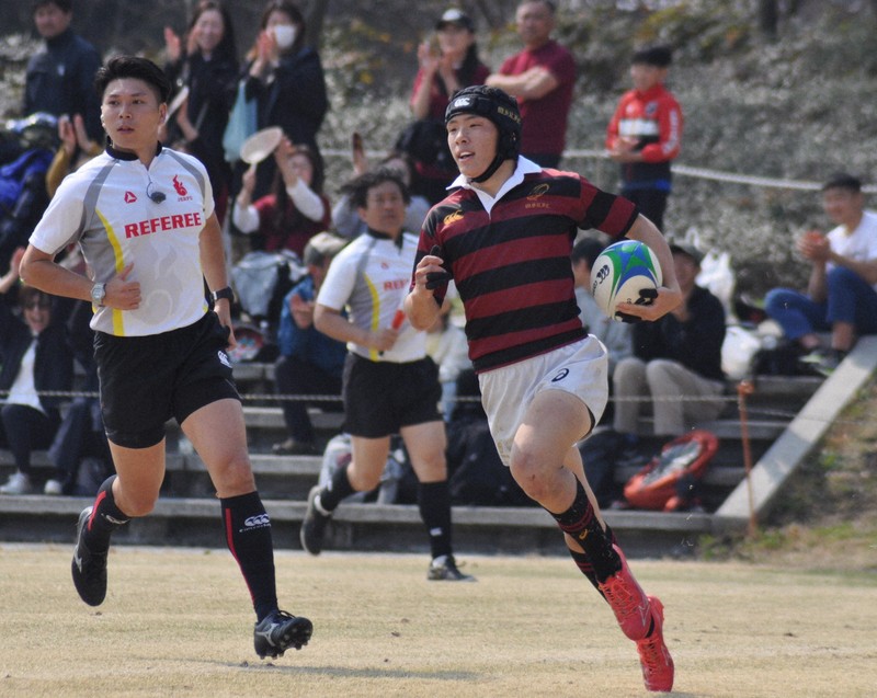 【札幌山の手－早稲田佐賀】前半終了間際、左サイドを疾走してチーム2トライ目を挙げた早稲田佐賀のSH栗原樹（右）＝埼玉・熊谷スポーツ文化公園で2025年3月25日、角田直哉撮影
